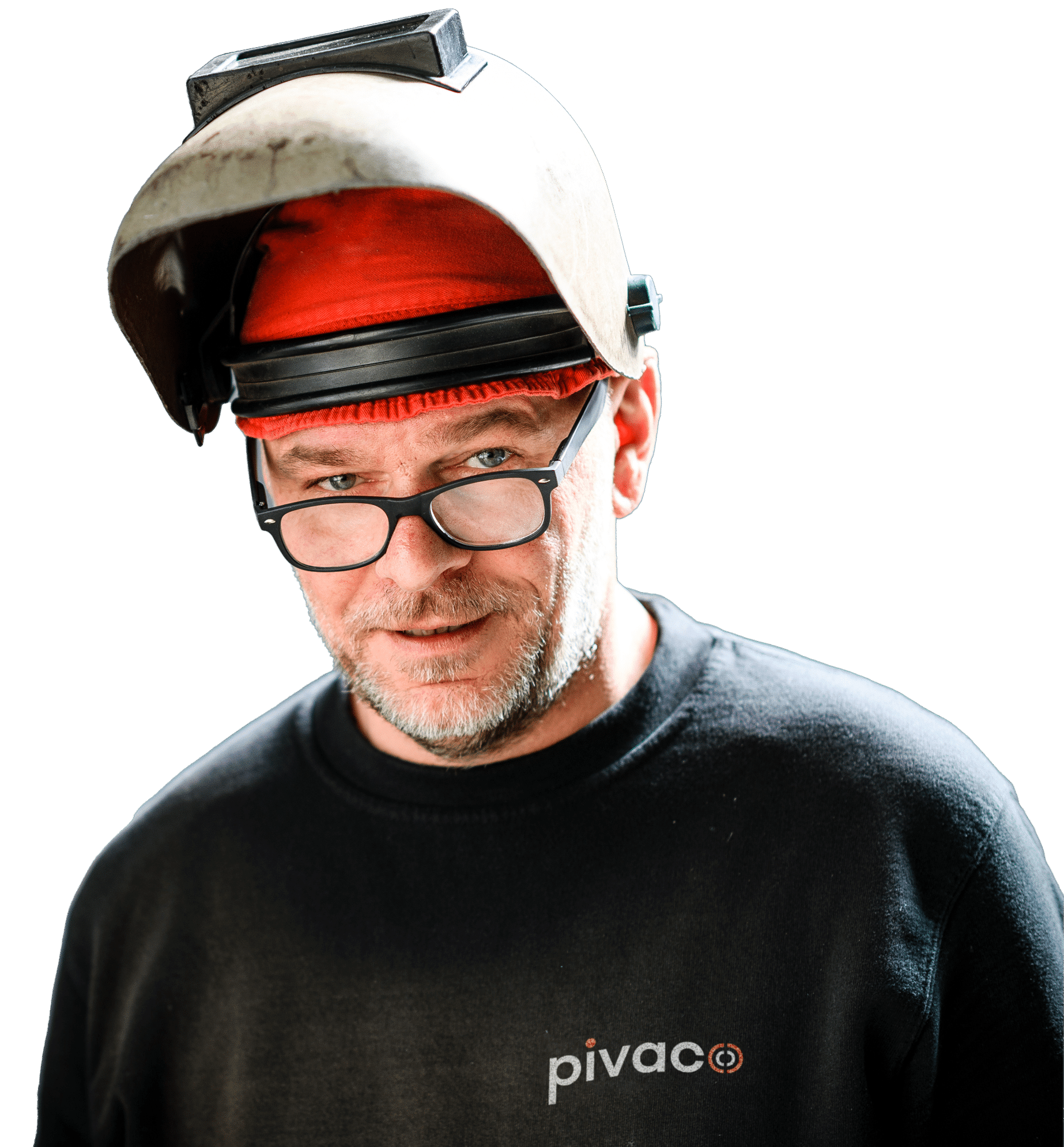 Portret van een man met een lashelm en veiligheidsbril, met het logo van Pivaco op zijn trui. Professionele werker in de metaalbewerking