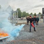Medewerker dooft vuur met schuimblusser
