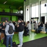 medewerkers genieten van lunchmoment na opleiding