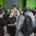 medewerkers genieten van lunchmoment na opleiding
