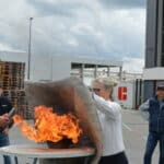 vlammen beheersen met branddeken tijdens opleiding