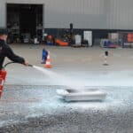 blusoefening met brandblusser in gecontroleerde omgeving