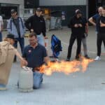 groep volgt instructies voor blusoefening in openlucht