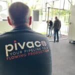 medewerker in Pivaco-shirt observeert veiligheidsoefening