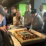 medewerkers Pivaco vieren met taart